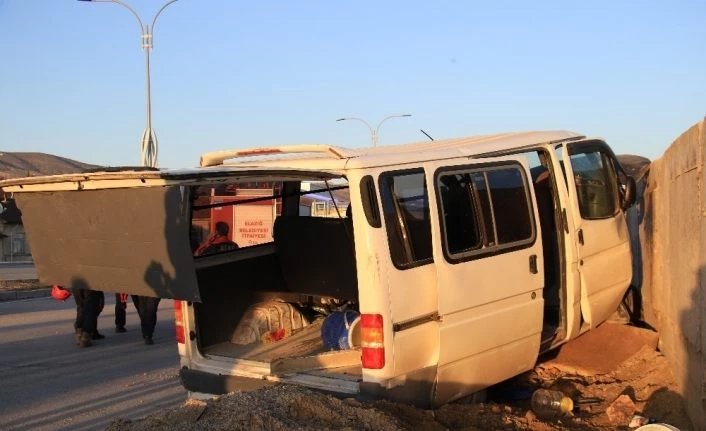 Elazığ’da işçi servisi beton bloka çarptı: 9 yaralı