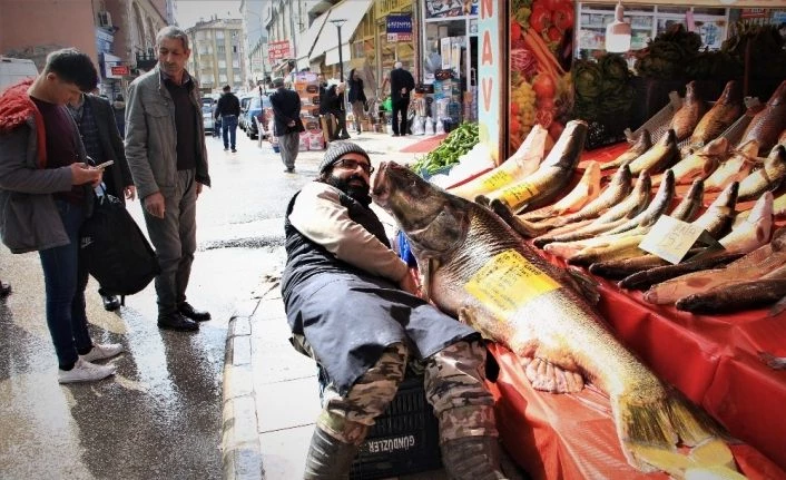 Elazığ’da son yılların en büyük turnası yakalandı, 2 metre, 138 kilo
