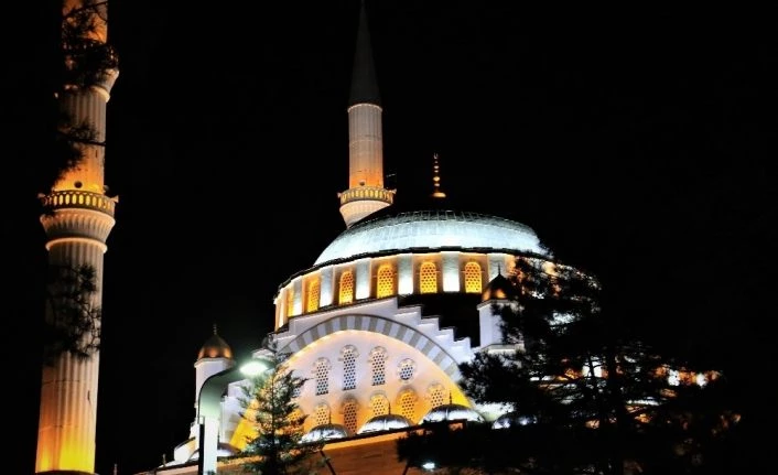 Elazığ’daki camilerden dua sesleri yükseldi