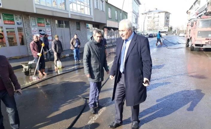 Eleşkirt Belediyesi cadde ve sokakları yıkadı