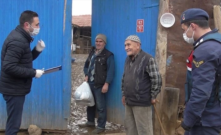 Ellerinde poşetlerle köy köy gezip 