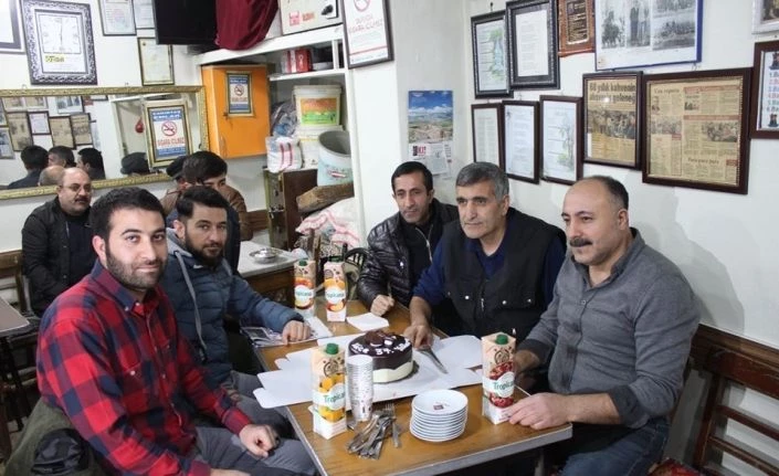 Van'da emektar kahveciden emektar gazeteciye jest