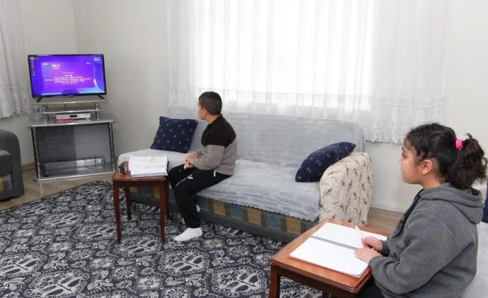 Erciş Kaymakamı Mehmetbeyoğlu öğrencilerin televizyon talebini yerine getirdi