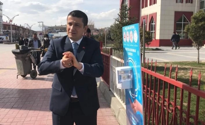 Erciş’te sensörlü el dezenfektan noktaları oluşturuldu