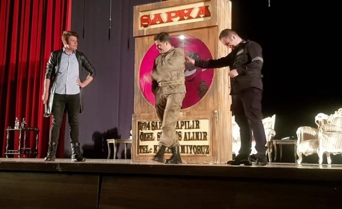 Erzincan’da "Şapka" adlı oyun sahnelendi