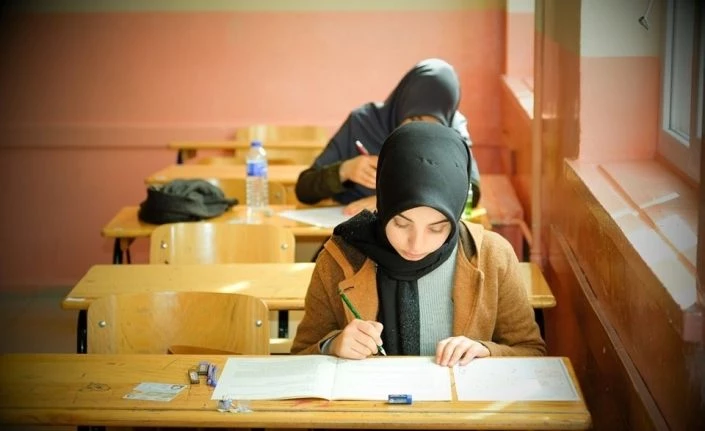 Erzincan’da üniversite öğrencileri umreye gidebilmek için ter döktü