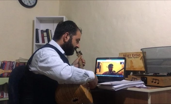 Evde kalıyorlar, koro eğitimini uzaktan alıyorlar