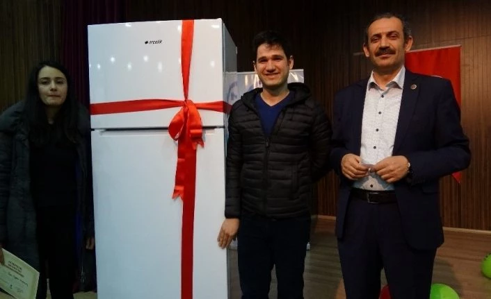 Gürpınar Belediyesi ‘Evlilik Okulu’ finalinde genç çiftleri ödüllendirdi