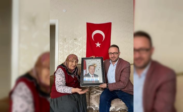 Fatma Teyzeye Erdoğan’ın tablosu hediye edildi