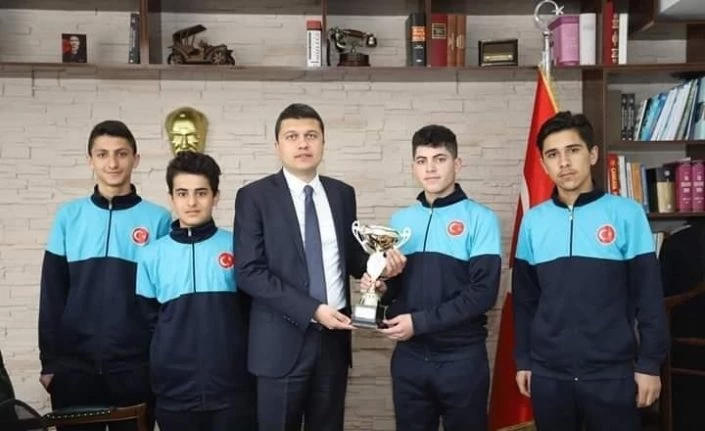 Futbolda il birincisi olan öğrencilerden kaymakam Öztürk ’e ziyaret