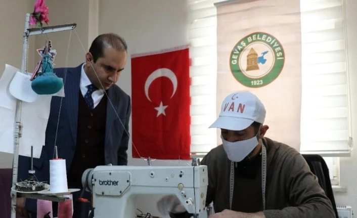Gevaş Belediyesinden vatandaşlara ücretsiz maske
