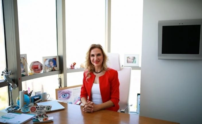 Göz altı ışık dolgusu ile ışıltılı bakışlar