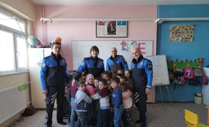 Hakkari polisi Durankayalı öğrencileri sevindirdi