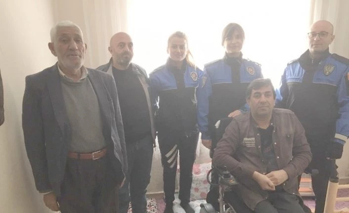 Hakkari polisinden felçli hastaya akülü sandalye
