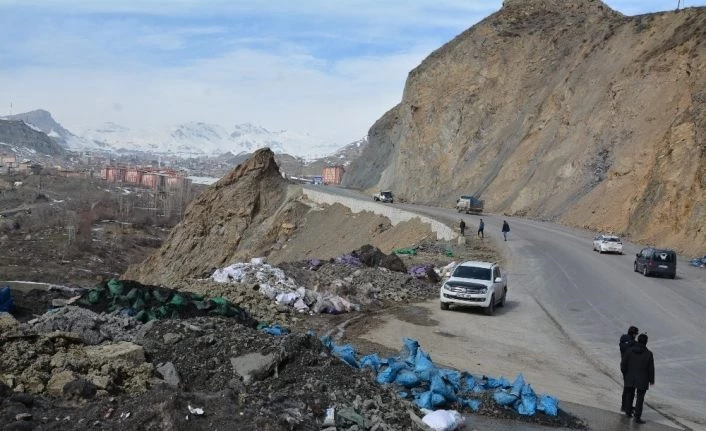 Hakkari-Van karayolu atıklardan temizlendi