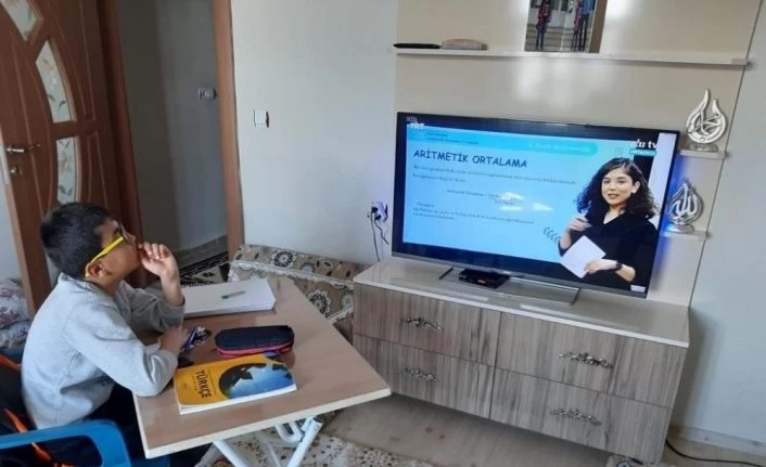 Hakkari’de EBA ile ilk ders işlendi