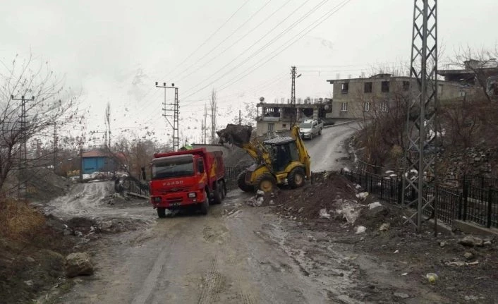 Hakkari’de kış mevsimi etrafa atılan kömür külleri temizleniyor