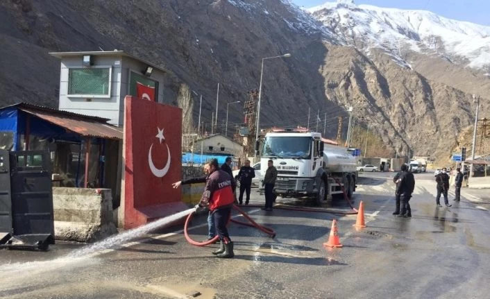 Hakkari’de polis kontrol noktaları dezenfekte edildi