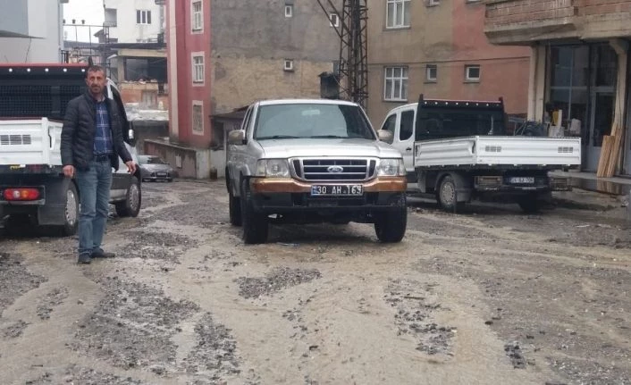Hakkari’de sağanak, yollara zarar verdi