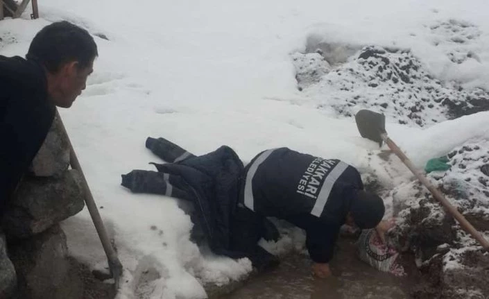 Hakkari’de yol kenarındaki kanallar temizlendi