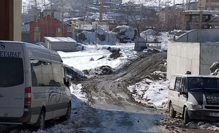 Hakkari’de yol onarım çalışması