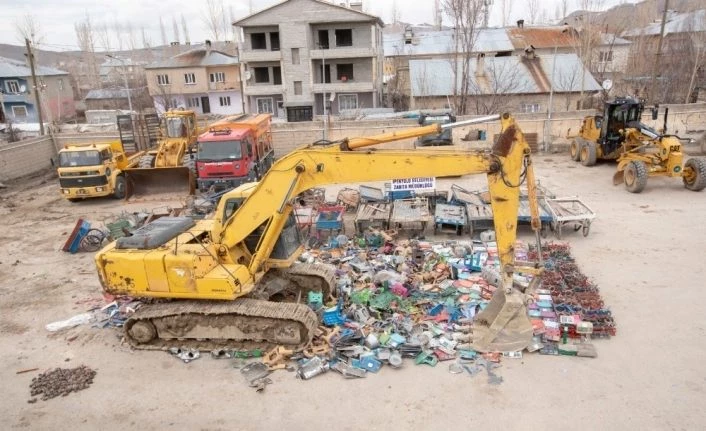 Van İpekyolu'nda hileli ve bozuk teraziler  iş makinasıyla imha edildi