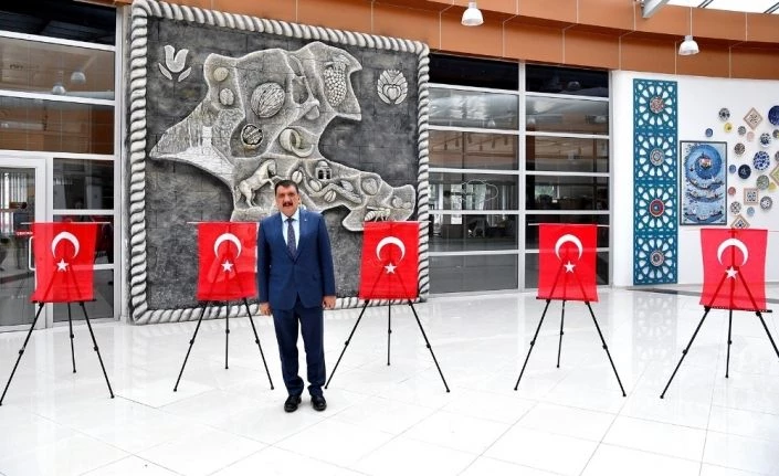 İdlib şehitleri anısı bayrak sergisi