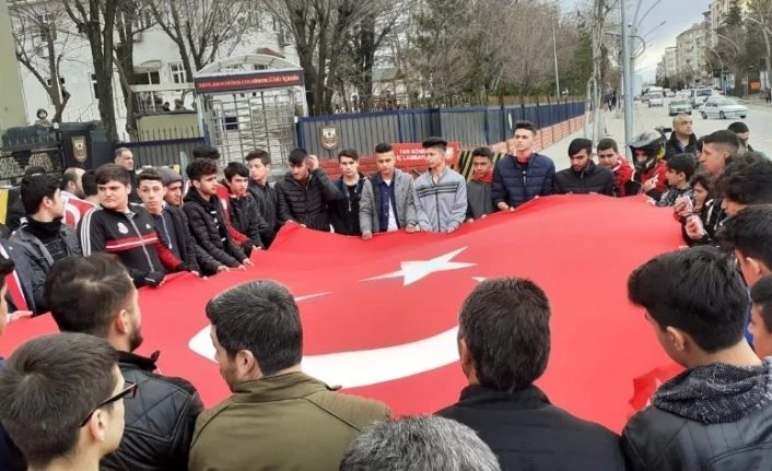 İdlib şehitleri için yürüyüş ve konvoy