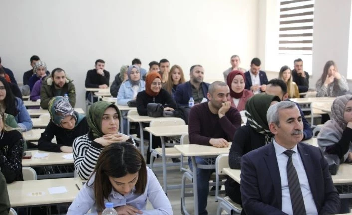 İletişim öğrencilerine topluluk önünde konuşma öğretiliyor
