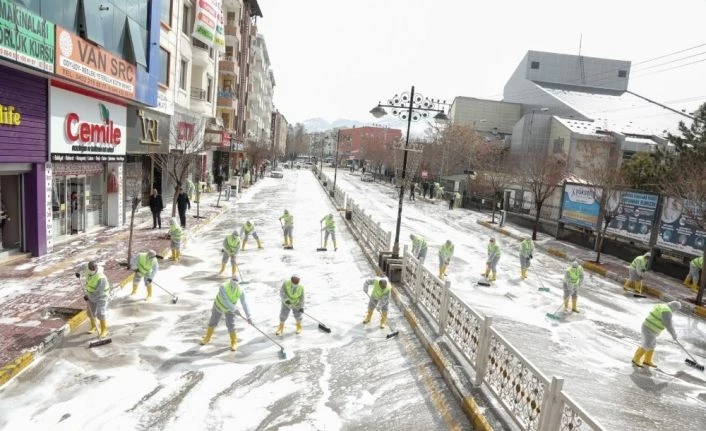 İpekyolu’nda caddeler köpüklü suyla yıkanarak dezenfekte edildi