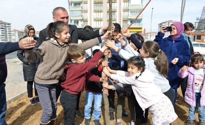 İşitme engelli öğrencilerden ağaçlandırmaya destek