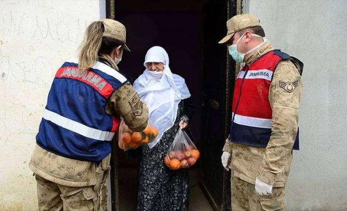 Jandarma ihtiyaçlarını karşıladığı yaşlılara devletin şefkatli elini uzatıyor