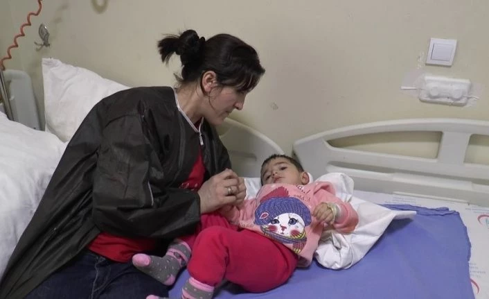 Kahraman anne kızını alevlerin içerisinden kurtardı