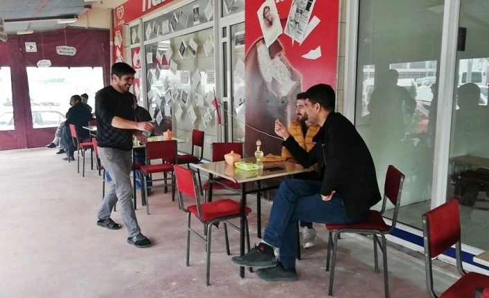 Kahvehanede kolonyalı korona virüs önlemi