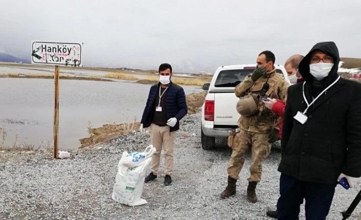 Van'daki karantinadaki mahallenin ihtiyaçlarını vefalı eller karşılıyor