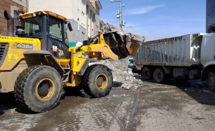 Karlıova’da caddelerde kalan son karlar temizleniyor
