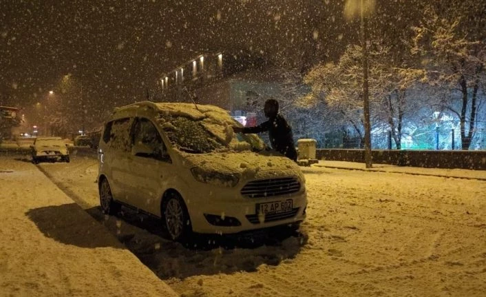 Karlıova’da kar yağışı etkisini sürdürüyor