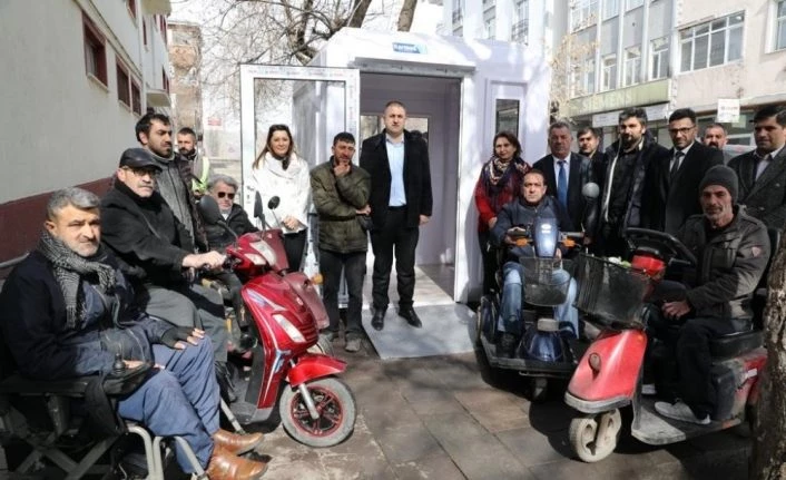 Kars Belediyesi engelli vatandaşlara akü şarj istasyonunu açtı