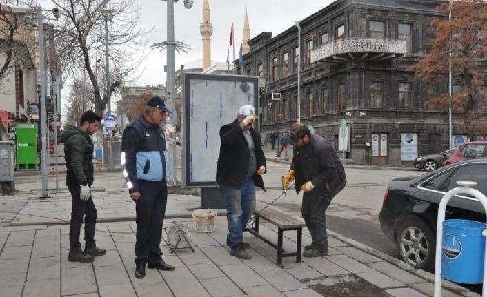 Kars Belediyesi oturma banklarını söküyor