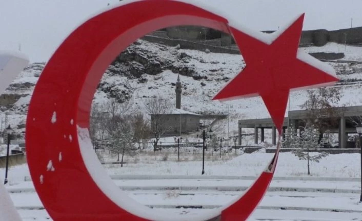 Kars’a baharda kar yağdı