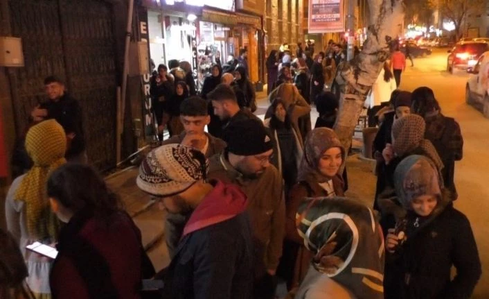 Kars’ta öğrenciler bilet kuyrukları oluşturdu