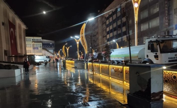 Kış ortasında Hakkari caddeleri pırıl pırıl