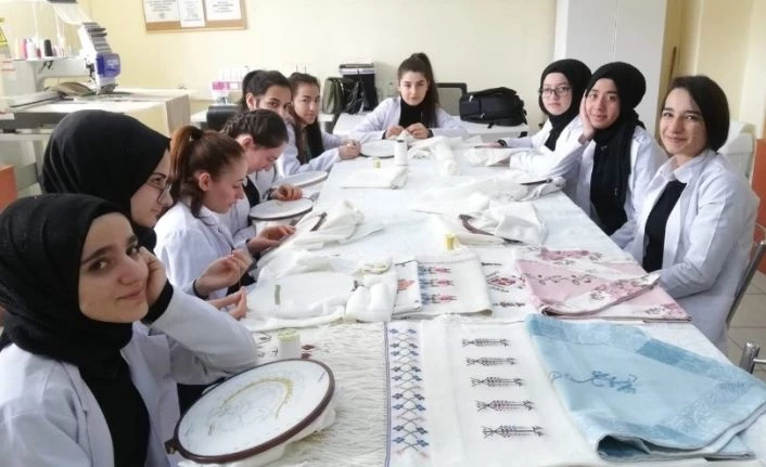Kız öğrenciler okulu fabrika gibi çalıştırıyor