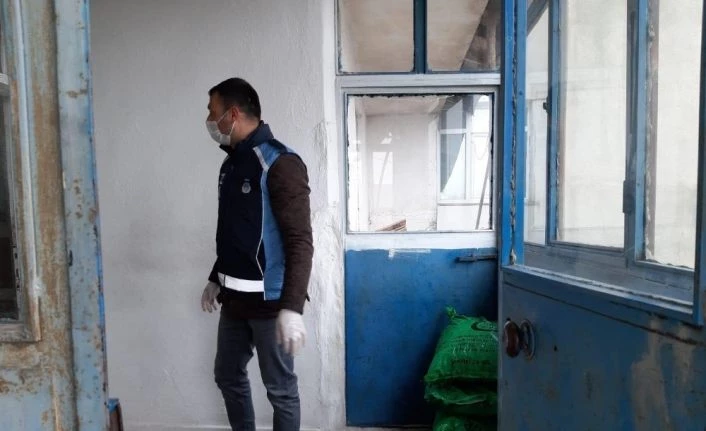 Kömürü biten yaşlı kadının yardımına zabıta yetişti
