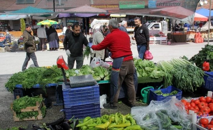 Korona pazarda sebze, meyve fiyatlarını düşürdü patates ve sarımsak zamlandı
