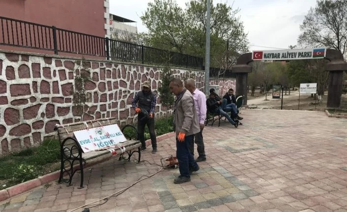 Korona virüse karşı banklar söküldü