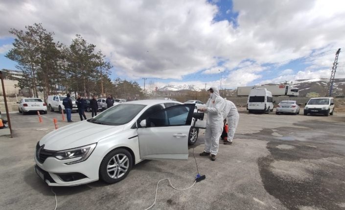 Van Edremit'te korona virüsüne karşı araçlar dezenfekte ediliyor