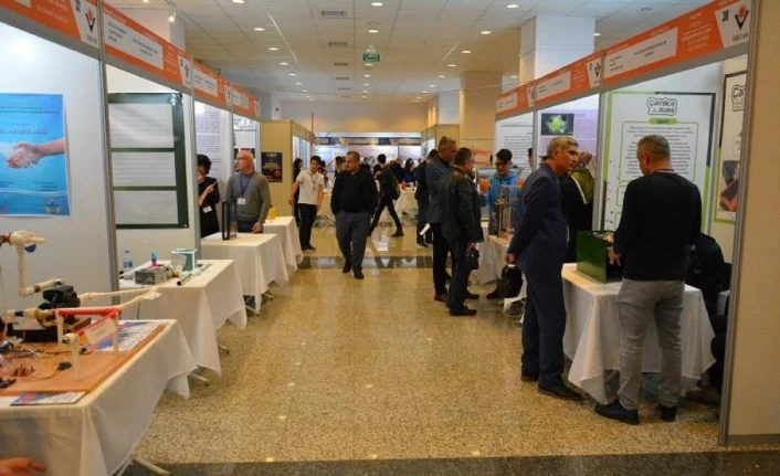 Lise öğrencileri araştırma projelerini sergiliyor