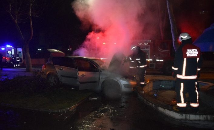 Malatya’da kaza yapan otomobil yandı: 4 yaralı