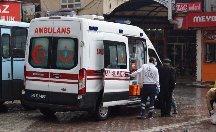 Malatya’da sokakta fenalaşan yaşlı adam ekipleri alarma geçirdi